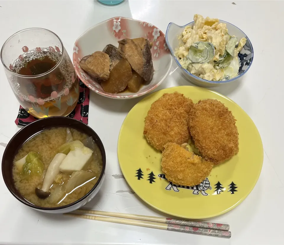 晩御飯☆ぶり大根☆マカロニサラダ☆コロッケ☆みそ汁（白菜・大根・しめじ・里芋）|Saharaさん