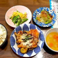 豚バラと茄子のトマ味噌炒め　大根と人参のスープ　枝豆とベーコンの長芋もちもち焼き　スナップエンドウの卵とじ|おさむん17さん