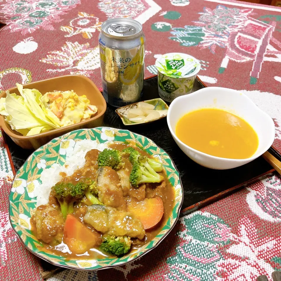 grandmaの晩ごはん☆ 今夜は牡蠣でカレー🍛をカボチャ🎃のスープとさつま芋サラダで頂きます
レモン🍋サワーを…本当にレモンが入ってたわ…
珍しい飲み物でした|kaoriさん