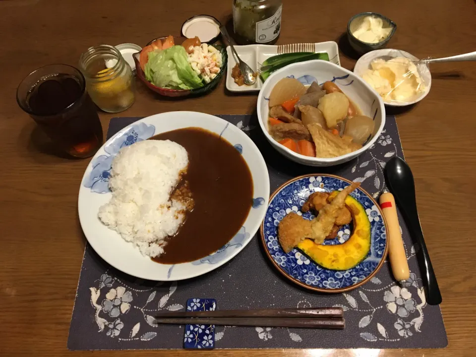 カレーライス、海老天、とりの唐揚げ、コロッケ、薄切りかぼちゃの素揚げ、煮物、トマト＆レタス＆マカロニサラダ、チーカマ、胡麻高菜漬け、沢庵、烏龍茶、手作りアイスクリーム(夕飯)|enarinさん