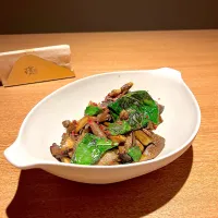 Sautéed qingyuan mushrooms with sweet red pepper|skyblueさん