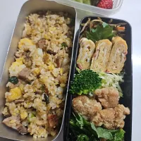 ☆高校生弁当☆炒飯、金平牛蒡、生姜卵焼き、キャベツ、ブロッコリー、唐揚げ、ほうれん草ゴマ和え、イチゴ、キウイ|ｼｮｺﾗさん