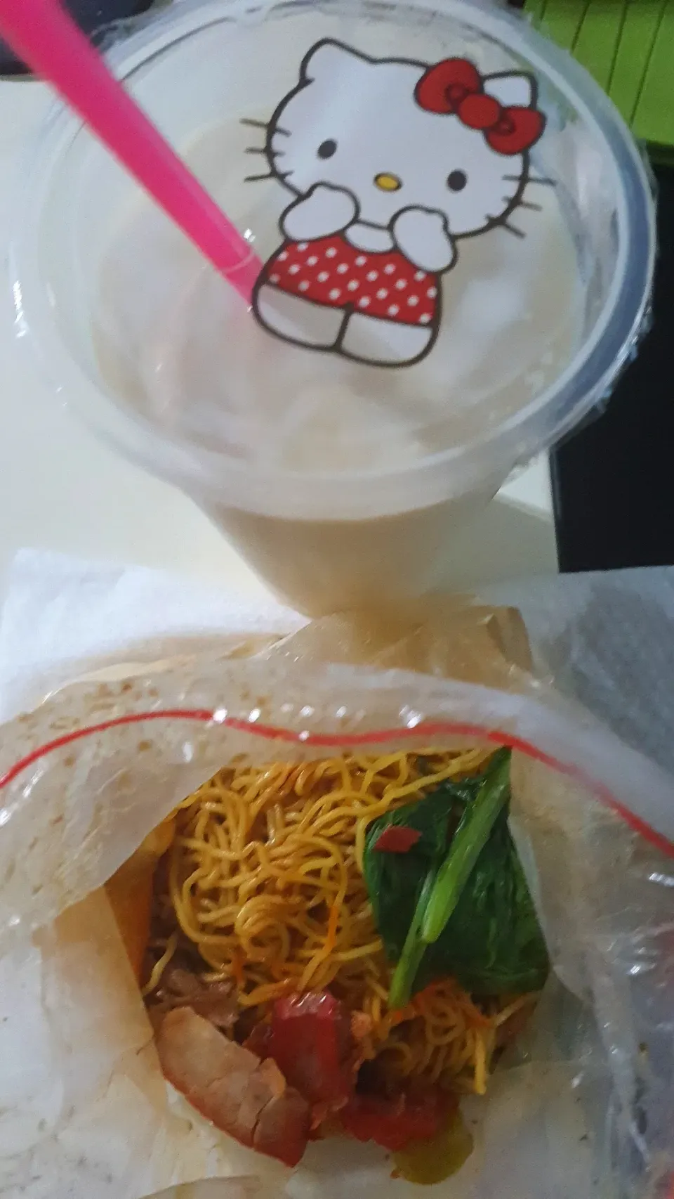 Take away breakfast 😋  Wanton mee (vietnamese👩‍🍳)+ warm soy bean milk 🥛|🌷lynnlicious🌷さん