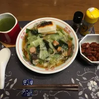 網焼き餅入り醤油餡掛けラーメン、煮豆、熱い日本茶(昼飯)| enarinさん