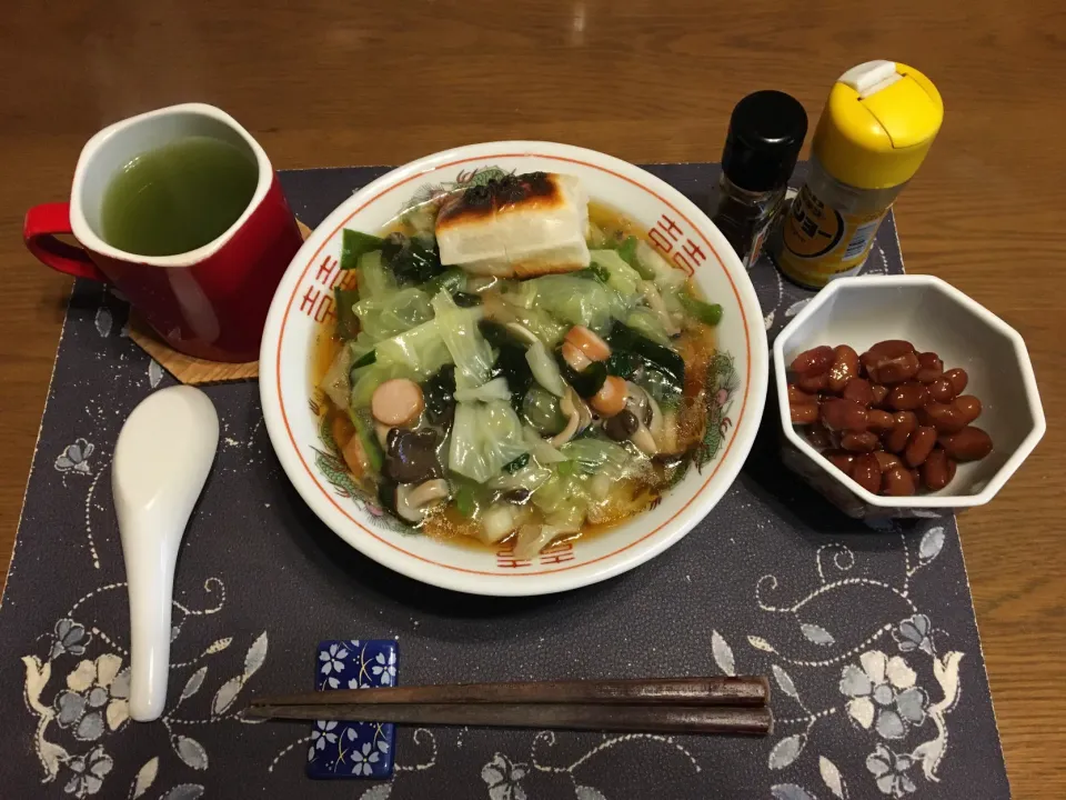 網焼き餅入り醤油餡掛けラーメン、煮豆、熱い日本茶(昼飯)|enarinさん