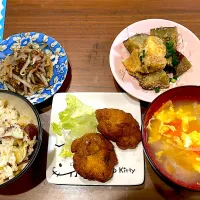 お芋ごはん　冷凍フライドチキン　トマトと卵の中華スープ　さつまいもと厚揚げの胡麻味噌煮　もやしの梅かつお和え|おさむん17さん