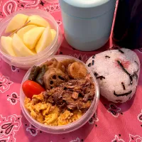 残ってたスペアリブ弁当。味噌汁はお麩。デザートは🍎|hanakoさん