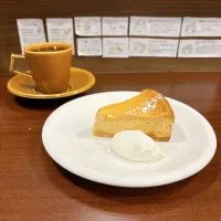 キャラメルりんごのチーズケーキとコーヒー|ちゃみこさん