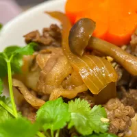 松阪牛の「きのこ牛丼」に摘みたてパクチーを添えて♪