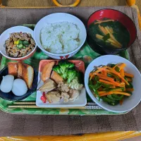 今日はお仕事だったので、娘作、定食です✨