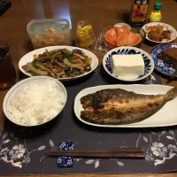 ご飯、稚内産真ほっけ焼き、回鍋肉、冷奴、トマト、揚げ物、沢庵、たたきごぼう、烏龍茶、手作りバナナチョコケーキ(夕飯)|enarinさん