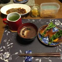 レーズンロールパントーストサンドイッチ、お汁粉、肉野菜炒め、たたきごぼう、沢庵、熱い日本茶(昼飯)|enarinさん