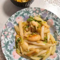 余った餅と白菜で胡麻油、にんにく、塩、醤油、オイスターソース、砂糖味付け炒め物