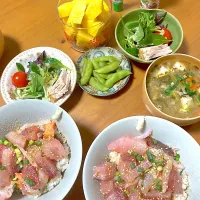 海鮮丼♡ハムとグリーンリーフのサラダ♡枝豆♡小松菜とアカモクのお味噌汁♡パイナップル| さくたえさん