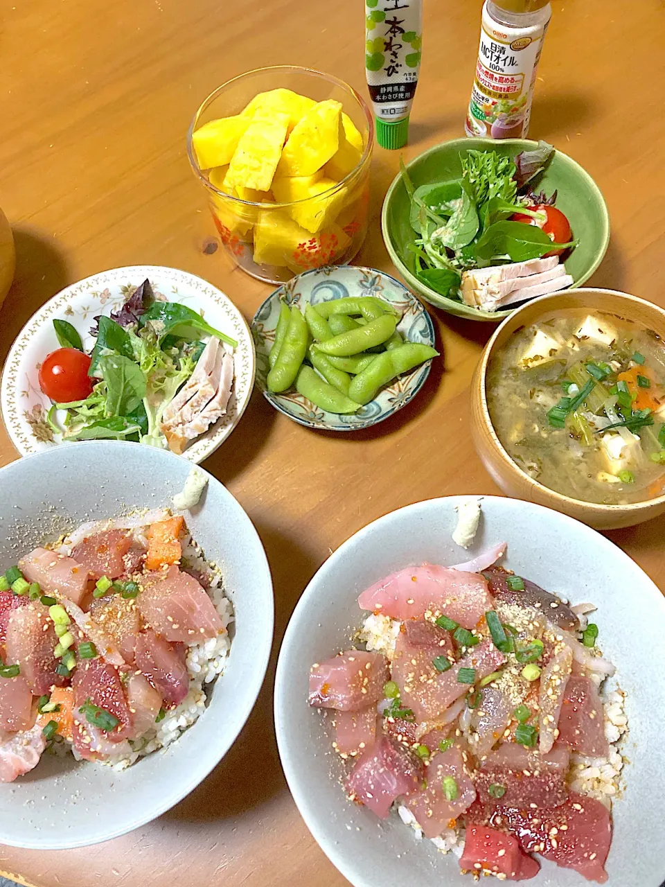 海鮮丼♡ハムとグリーンリーフのサラダ♡枝豆♡小松菜とアカモクのお味噌汁♡パイナップル|さくたえさん