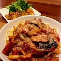 茄子とベーコンのトマトパスタ　鶏むね甘辛焼き| とゆあさん