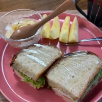 カンパーニュサンドで朝ごはん🥣|るうるうさん