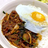 野菜とカルビの切り落とし炒め丼、目玉焼きのせ、白菜の浅漬け|Ayaさん