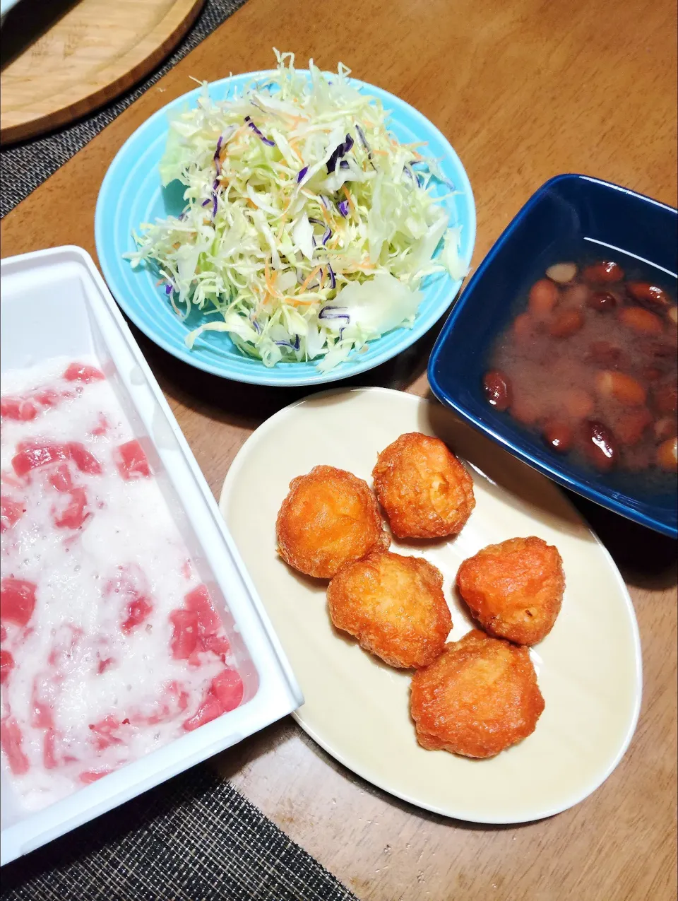 ミックスキャベツ、からあげくんレッド、マグロ山かけ、甘い豆煮|こぼさん