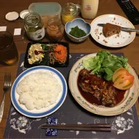 ご飯、サーロインビーフステーキ +添付の赤ワインソース、レタス、トマト、ナムル盛り合わせ、めかぶ+味ぽん、イカの塩辛、胡麻高菜漬け、たたきごぼう、沢庵、烏龍茶、手作りバナナチョコケーキ(夕飯)|enarinさん