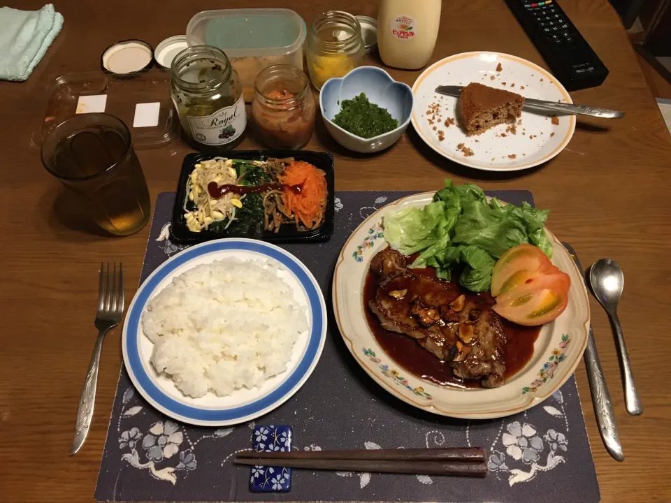 ご飯、サーロインビーフステーキ +添付の赤ワインソース、レタス、トマト、ナムル盛り合わせ、めかぶ+味ぽん、イカの塩辛、胡麻高菜漬け、たたきごぼう、沢庵、烏龍茶、手作りバナナチョコケーキ(夕飯)|enarinさん