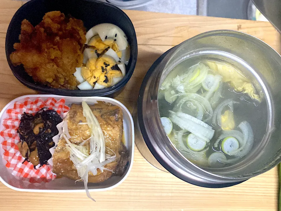 パパ弁当、鯖味噌煮、ゆで卵、ひじきに、唐揚げ、肉団子スープ、画像にないですが白いご飯。今日も職場で除雪ファイト！|りえはるさん