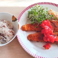 2024 0105　カレイの香草焼きミニトマトソース　サラダ|いもこ。さん