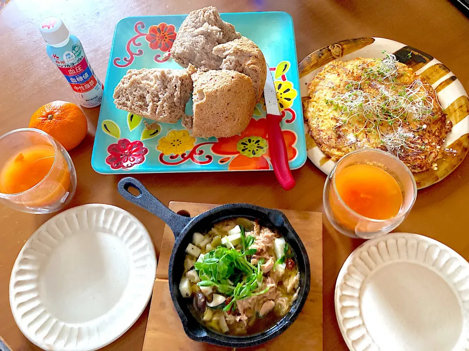 1/10のランチ💚ツナと長芋とピーマンのアヒージョ、焼きたて全粒粉フランスパン食パン🍞、トマトスープ、キャベツとチーズのお焼き、みかん、ヨーグルトドリンク|さくたえさん