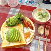 シチューとアボカドトーストプレート🥑|めいさん