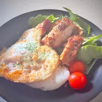 昼のマカナィ　テリチキ目玉焼き丼！|Megさん