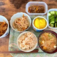 休日のお昼ご飯🍚地味色に沢庵の黄色がばえてる😆きゅうりの浅漬けもいい色出してる🥒|美味飯さん