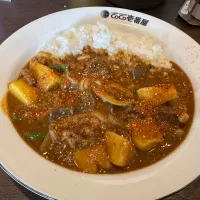 牛すじ煮込みカレー🐮ヤサイトッピング🍠🥕🧅5辛🌶️ヤサイサラダ🥗|buhizouさん