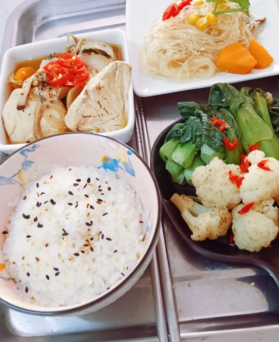Home cooked toufu, vegetables and glass noodles.|Priyamayaさん