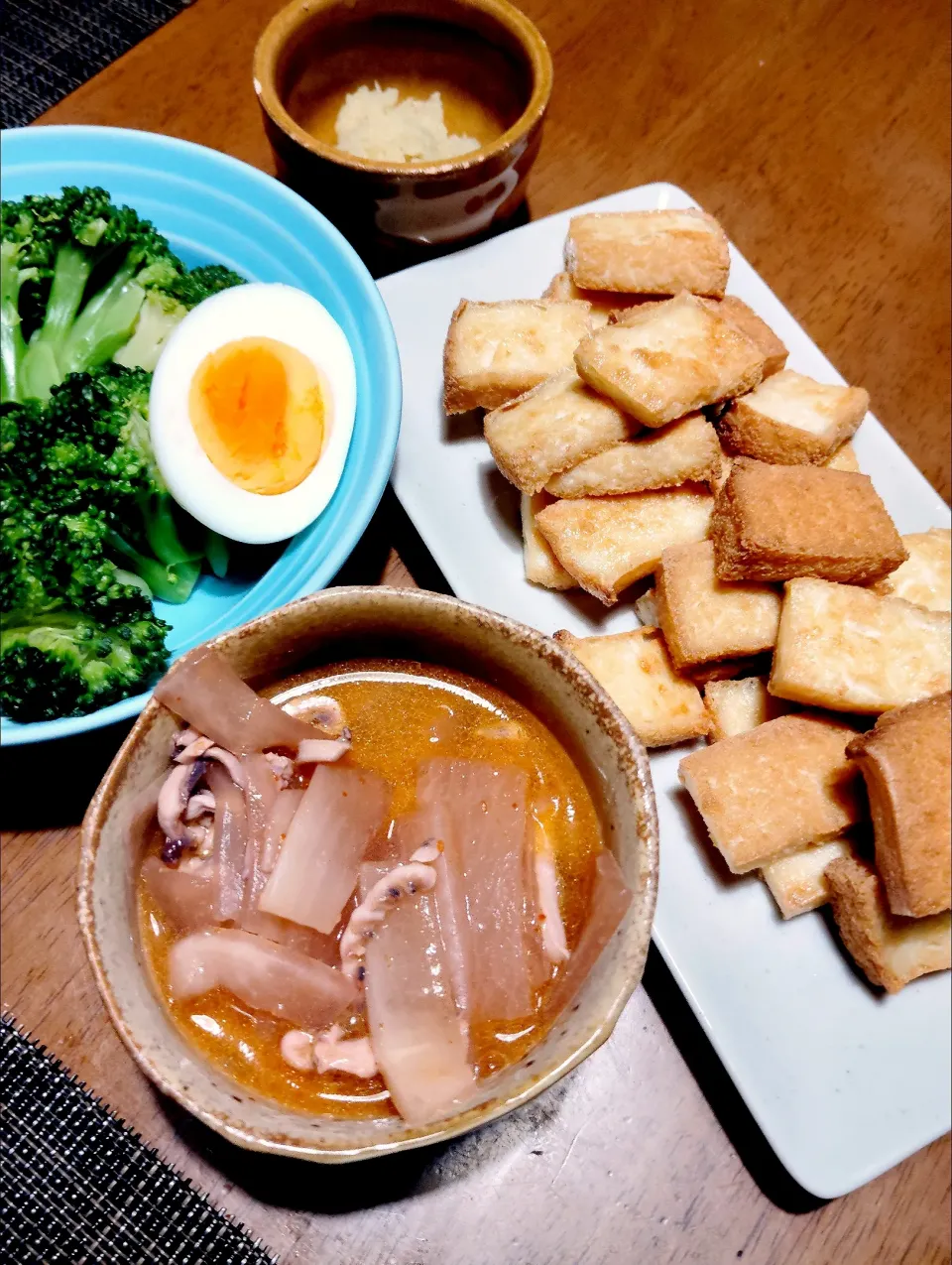 厚揚げカリカリ焼、ブロコリゆで卵、イカと塩辛と大根の炒め煮|こぼさん