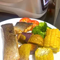 Cooven Broiled salmon, air crisp potatoes, thermomix steamed sweet corns|Ee Shanさん