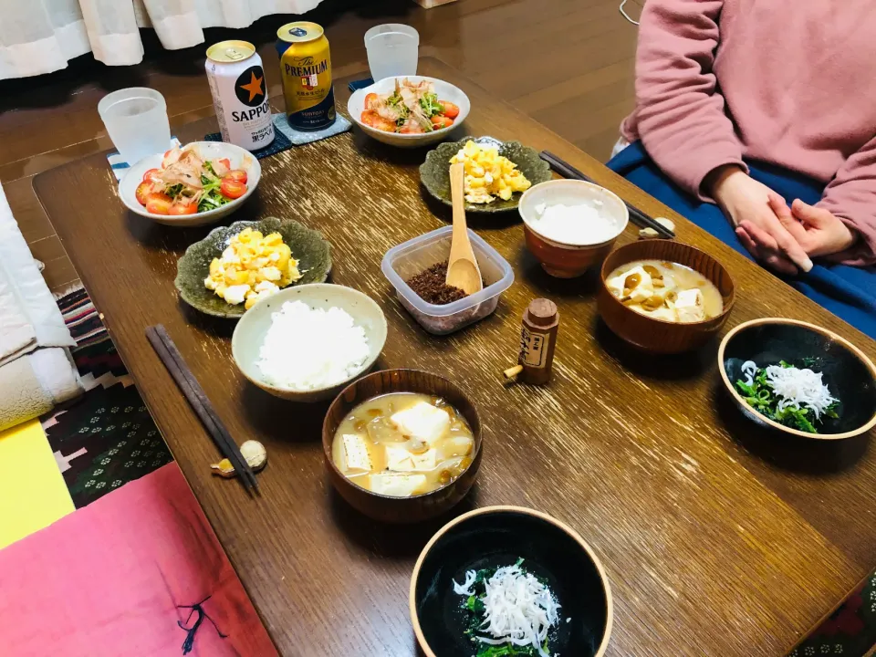 水菜のサラダ、マカロニのサラダ、ほうれん草の胡麻和え、鰹節と干しエビのふりかけ、豆腐となめこの味噌汁|タロッカ主夫見習いさん