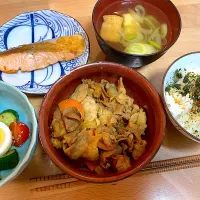 生姜焼きと鮭の晩御飯😊|かおちゃんさん