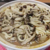 しめじたっぷりのカレーうどん。豚肉も玉ねぎも見えなくなりました😅|kamekameさん