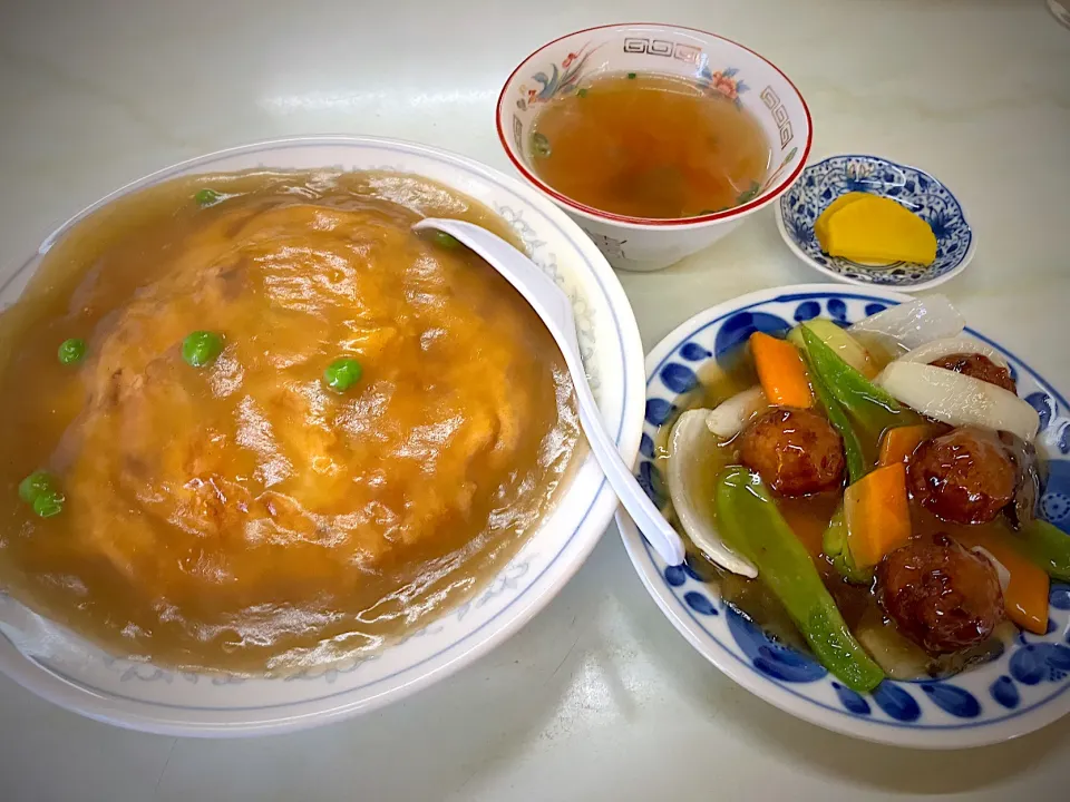 天津飯と肉団子のセット（金龍別館）|サンドウィッチ伯爵さん