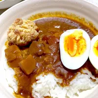 唐揚げ&卵カレー、ブロッコリーのミックスサラダ、ワカメのお味噌汁、白菜の鰹節入り浅漬け|Ayaさん