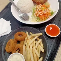 Chicken Rings + French Fries & Crispy Chicken w/ Rice 🍚🍗🍟🤤
....
....
....
Super Yummy & Stuffed 🥰|An'leeさん