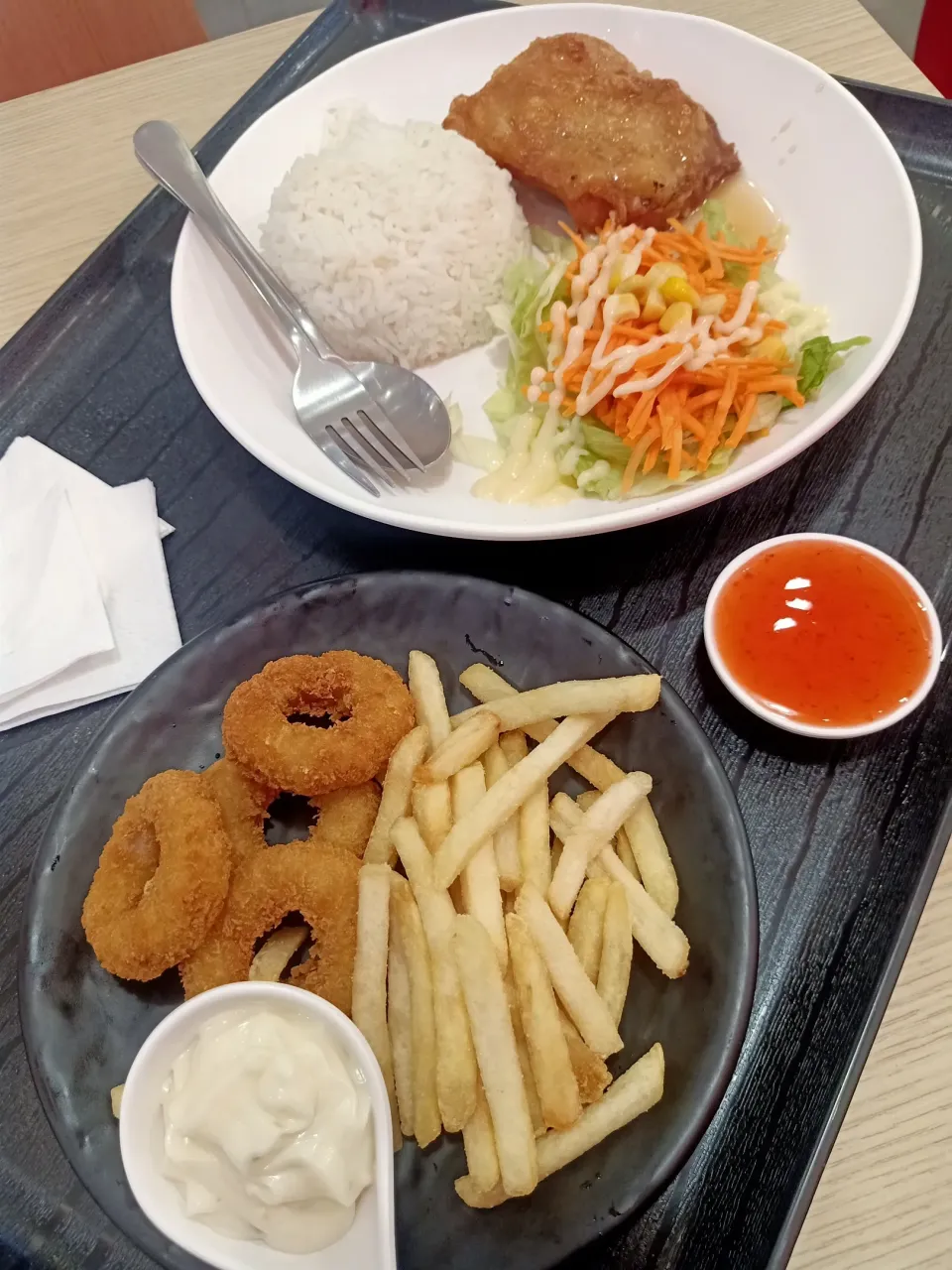 Chicken Rings + French Fries & Crispy Chicken w/ Rice 🍚🍗🍟🤤
....
....
....
Super Yummy & Stuffed 🥰|An'leeさん