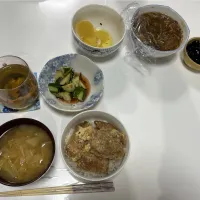 晩御飯☆胡瓜の和え物（梅肉・塩昆布・酢・めんつゆ）☆カツ丼☆松前漬け☆黒豆☆梅おかかのたくあん☆みそ汁（白菜・大根・えのき）|Saharaさん