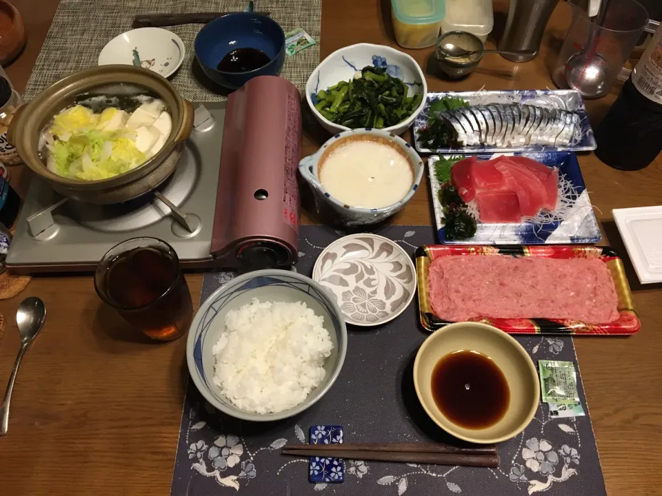 鮪とろろ飯、鮪のたたきの海苔巻き、〆さばお造り、湯豆腐鍋、野沢菜漬け、烏龍茶(夕飯)|enarinさん
