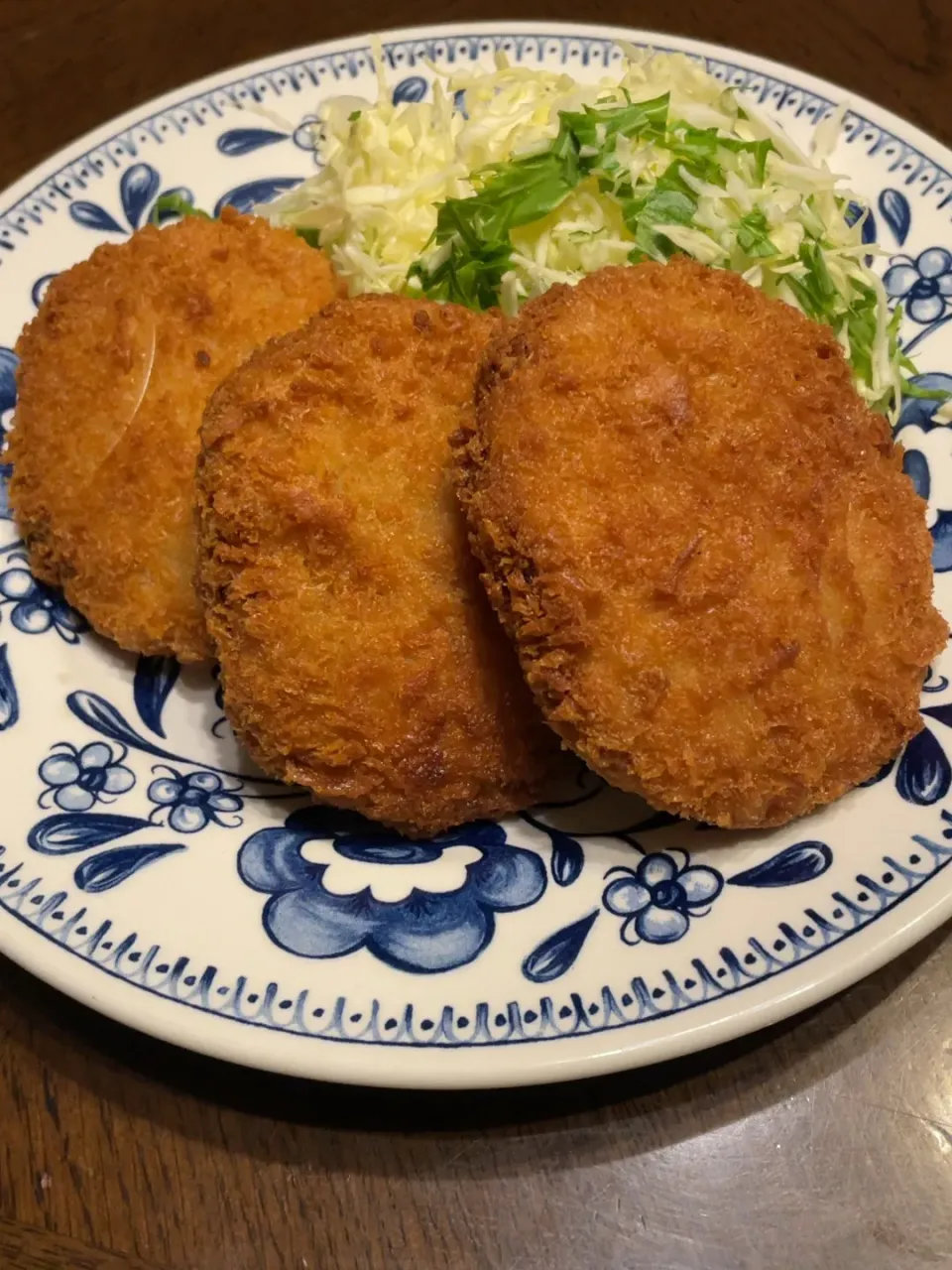 コロッケ
コロッケあるある
少ない油で揚げる時は
かす揚げを下に入れれば
焦げない|Yutakaちゃんさん