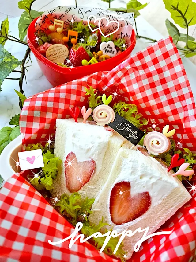 Snapdishの料理・レシピ写真:高校生娘へのお弁当💕  フルーツサンド(⑉• •⑉)❤︎｜ひと手間で♡いちごの簡単おやつ♪