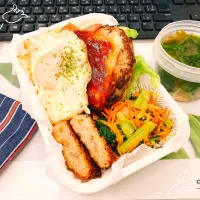 本日の日替わり弁当🍱

①自家製ハンバーグ＆ソース  チーズ＋
②目玉焼き
③ベーコン
④母ちゃんの小松菜炒め
⑤イカ野菜フライ

   おまけの汁物    母ちゃんのみそ汁