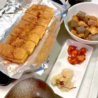 おっさんご飯　最強焼き　栃尾の油揚げ　漬け物　こんにゃくの炒め物　汁|ひげおやじさん