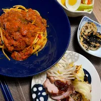 イワシ缶でトマトソースパスタ。塩豚のオーブン焼き。|春 来るさん