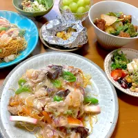 皿うどん♡お豆と山芋のサラダ🥗♡カブと厚揚げの煮物♡ニンニクのホイル焼き♡シャインマスカット|さくたえさん